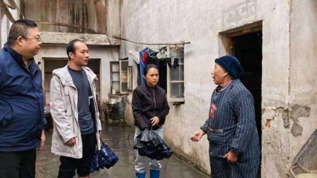 闻“汛”而动！始兴县党员干部坚守防汛一线