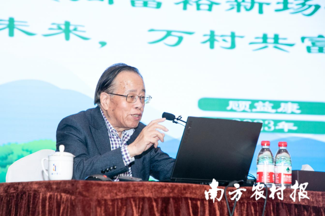 自去年起,广东学习运用“千万工程”经验,加快培育农村职业经理人,并将其作为助力实施“百千万工程”,有力有效推进乡村全面振兴的重要实践。省“百千万工程”专家智库首席专家顾益康作为导师授课 自去年起,广东学习运用“千万工程”经验,加快培育农村职业经理人,并将其作为助力实施“百千万工程”,有力有效推进乡村全面振兴的重要实践。省“百千万工程”专家智库首席专家顾益康作为导师授课