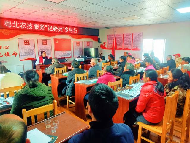 邓冬梅在始兴县水南村开展冬耕冬种技术培训。  