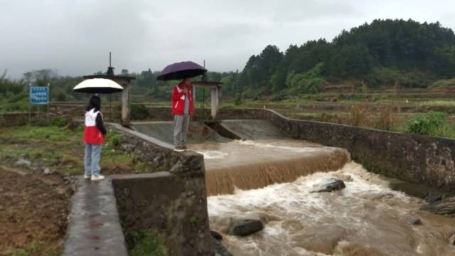 提前转移危险区域群众6户12人，连州全力筑牢防汛“安全墙”