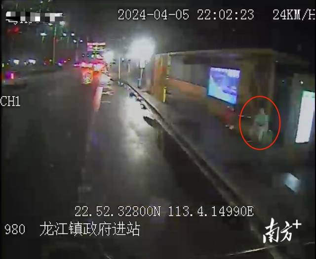 洪女士在当日晚上八点半来到顺汽公交勒流街道停保场驻地,寻求帮助.