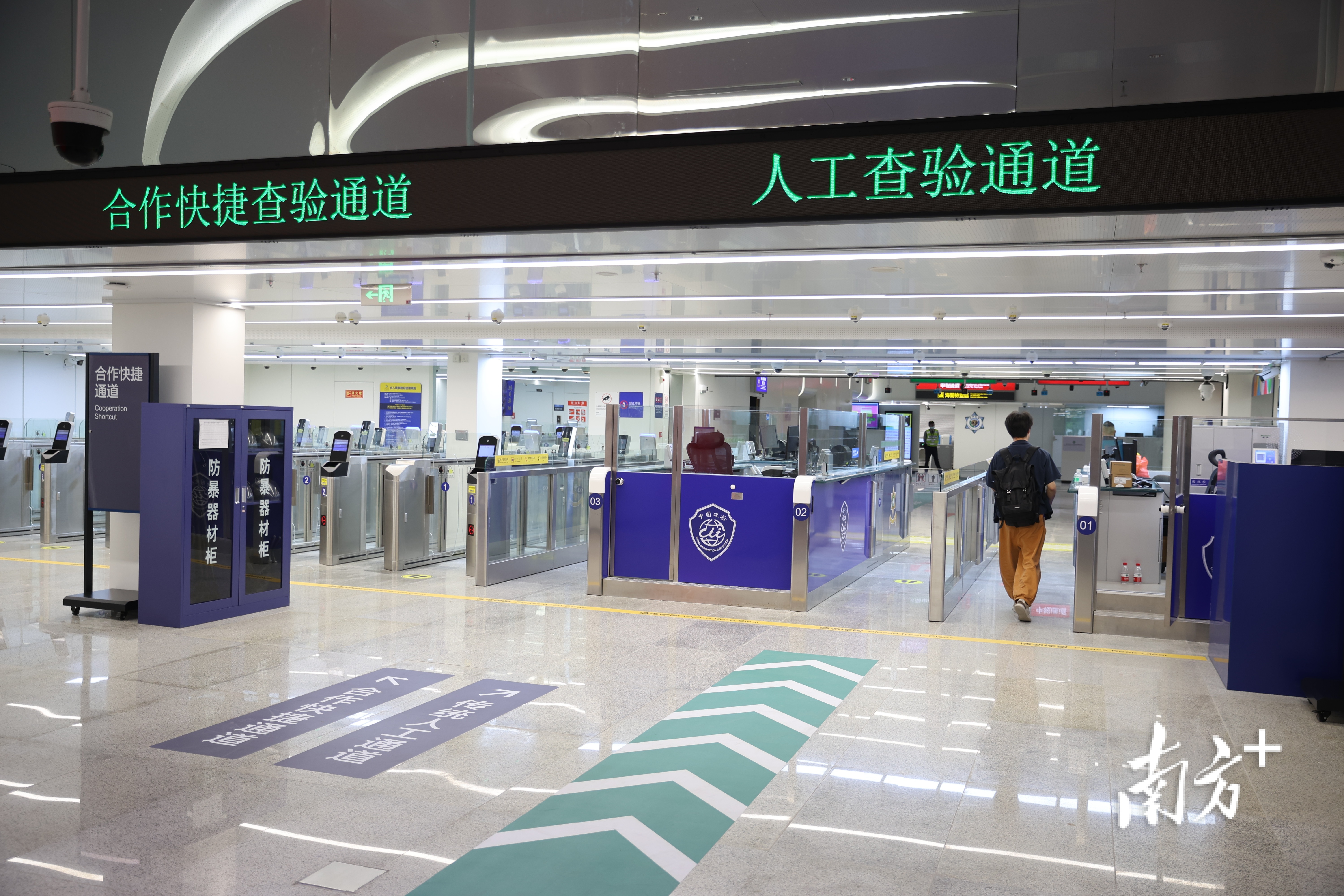 随车人员验放厅出入境通道采用“合作查验,一次放行”通关模式。