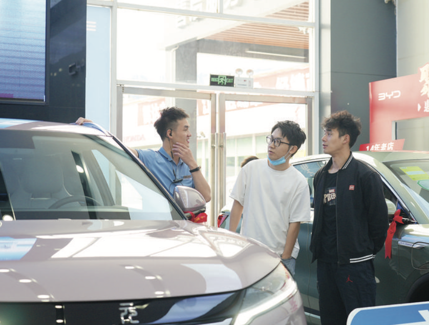 销售人员向顾客讲解车辆功能。惠州日报记者哈鹏 摄
