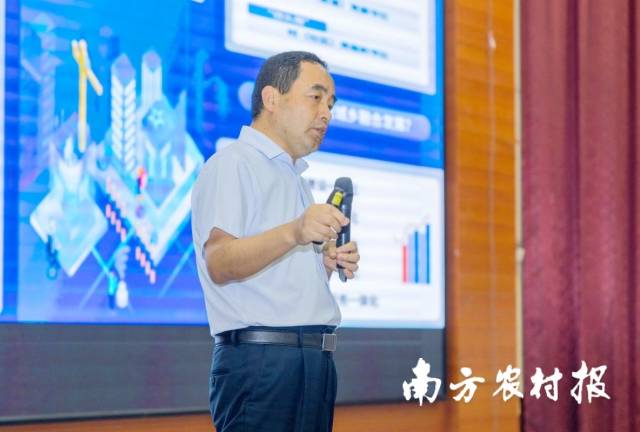 江门职业技术学院党委书记张忠林以“提高执行力,赋能‘百千万’”为主题授课 江门职业技术学院党委书记张忠林以“提高执行力,赋能‘百千万’”为主题授课