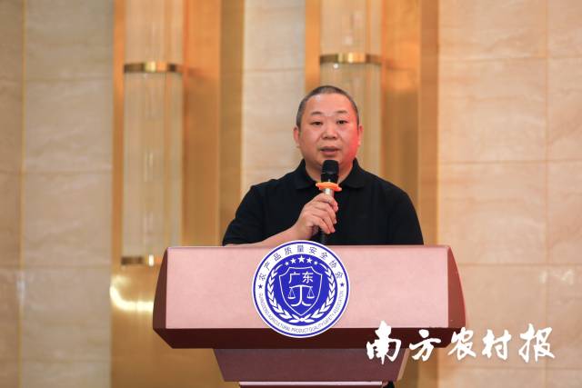 协会常务副理事长兼秘书长邹长崇主持会议