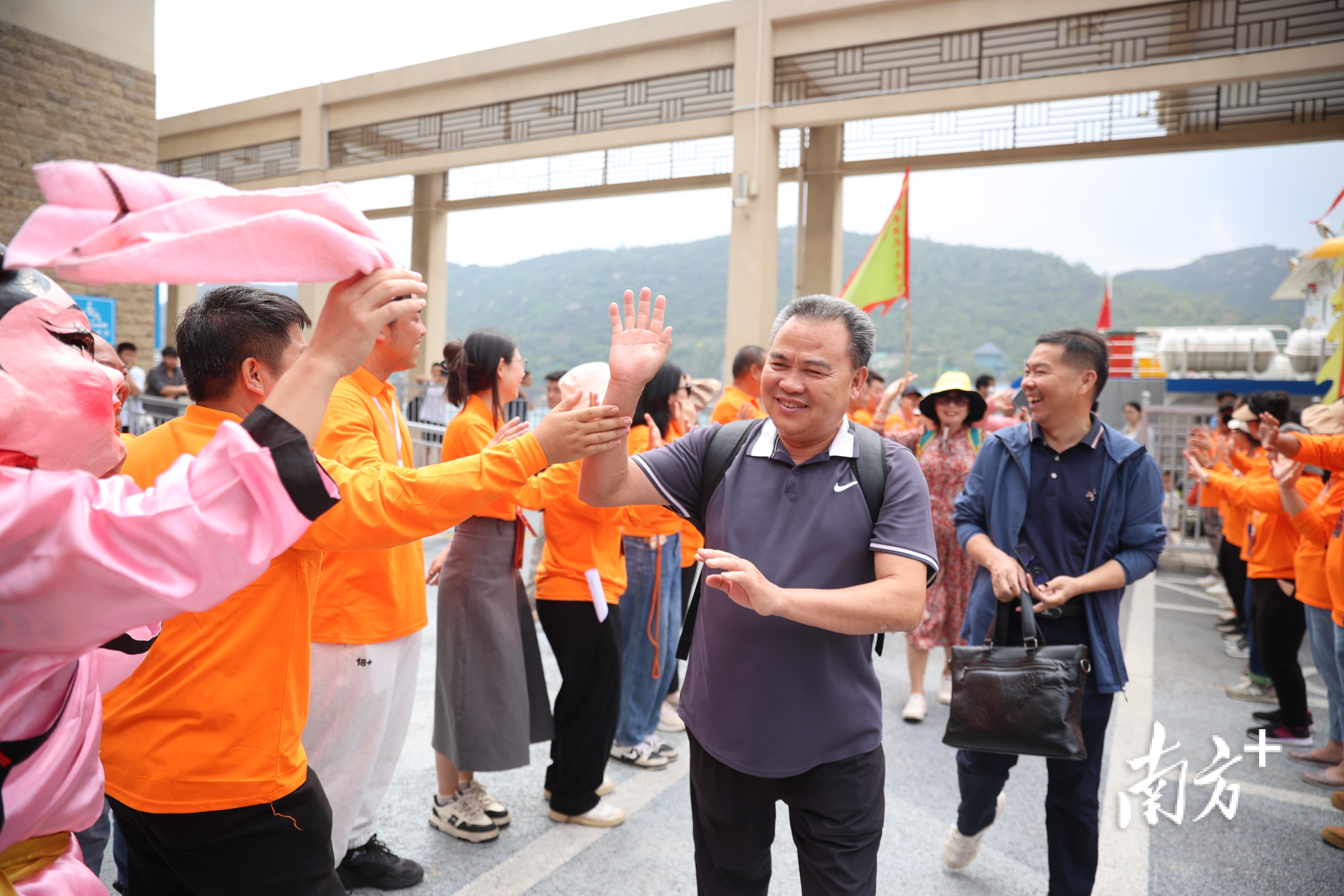 海岛旅游深受市民欢迎。