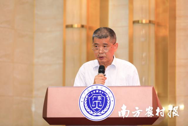 第三届理事会理事长徐小明作工作报告