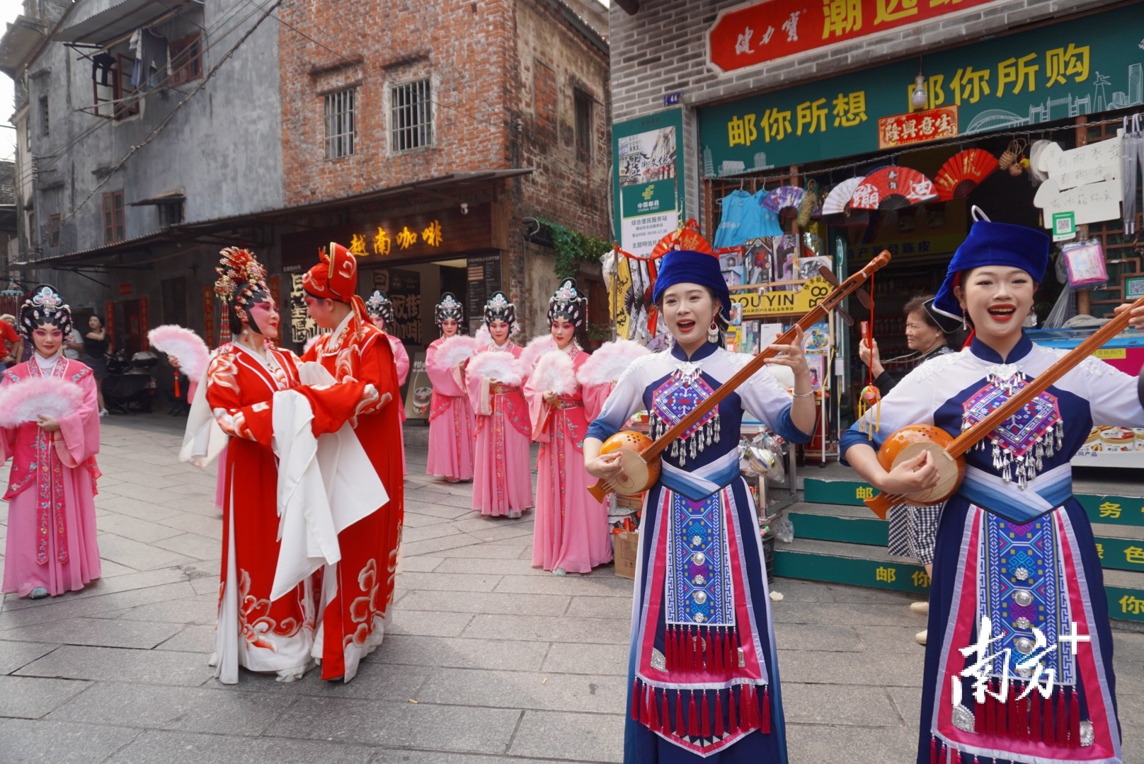 江门市粤剧传习所携手广西崇左天琴演奏团队带来精彩演出。 