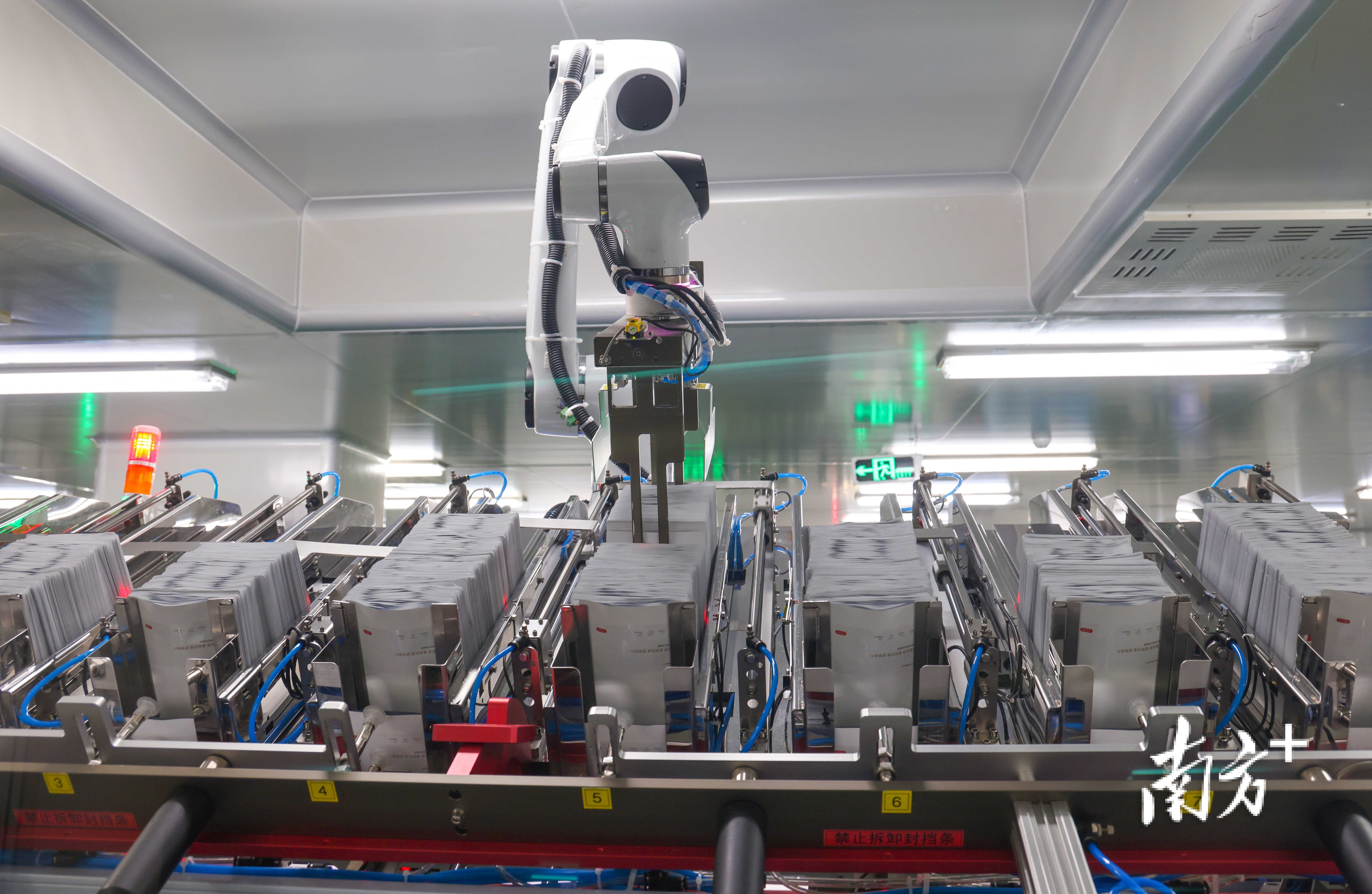 美妆面膜生产制造商“诺斯贝尔”的工厂。 南方+ 叶志文 拍摄 美妆面膜生产制造商“诺斯贝尔”的工厂。 南方+ 叶志文 拍摄