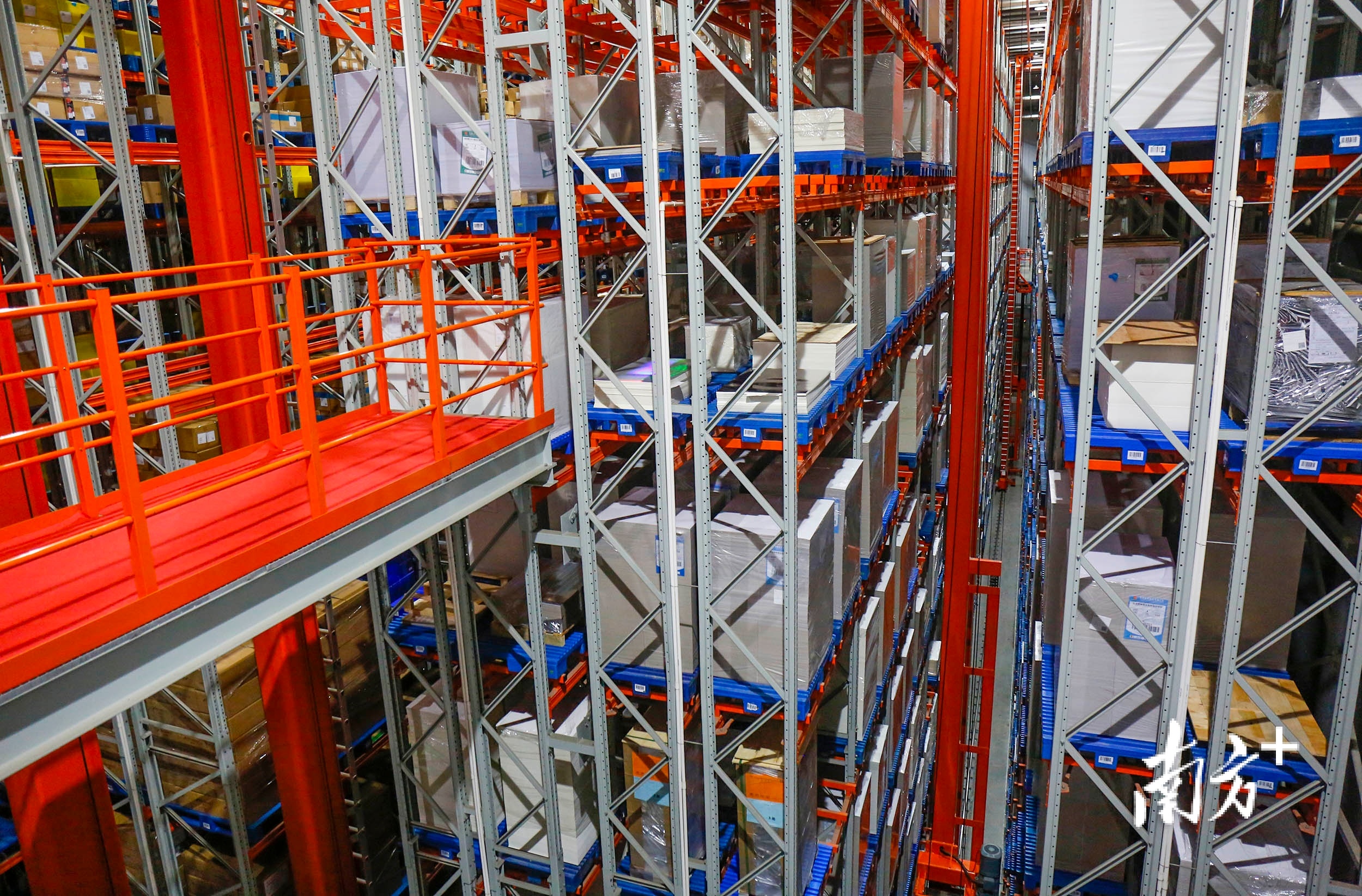 中荣印刷智能工厂的智能仓储立体库。 南方+ 叶志文 拍摄