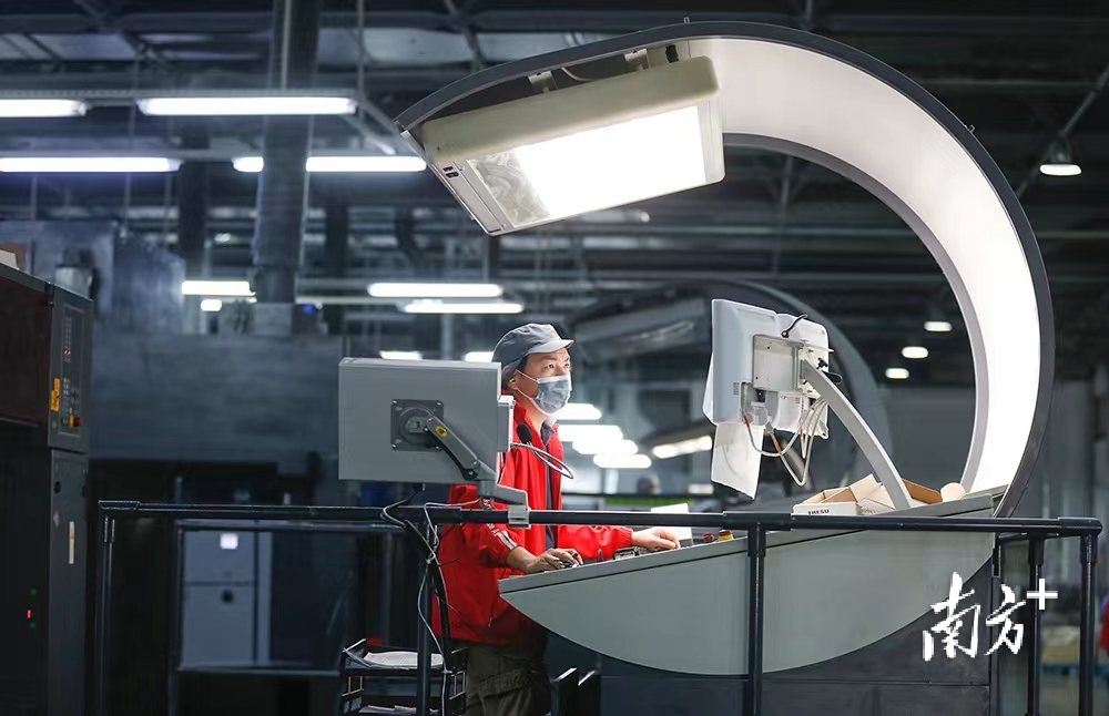 中荣印刷智能工厂。 南方+ 叶志文 拍摄