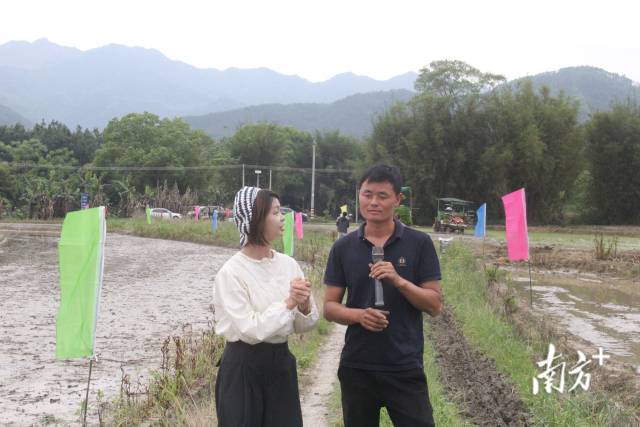 始兴县青禾农机服务专业合作社负责人邱剑明（右）