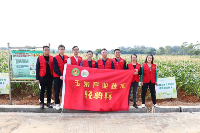 岭南师范学院高级农艺师李晓菲(右) 岭南师范学院高级农艺师李晓菲(右)