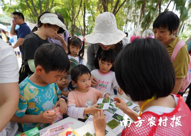 孩子们与工作人员互动做游戏，并从中了解农业外来入侵物种。