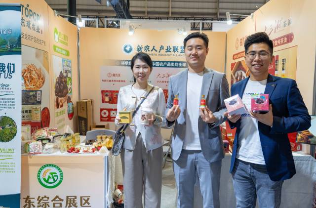 德庆县东璞生态农业有限公司负责人陈慧（左一），与友商组成新农人产业联盟参展。