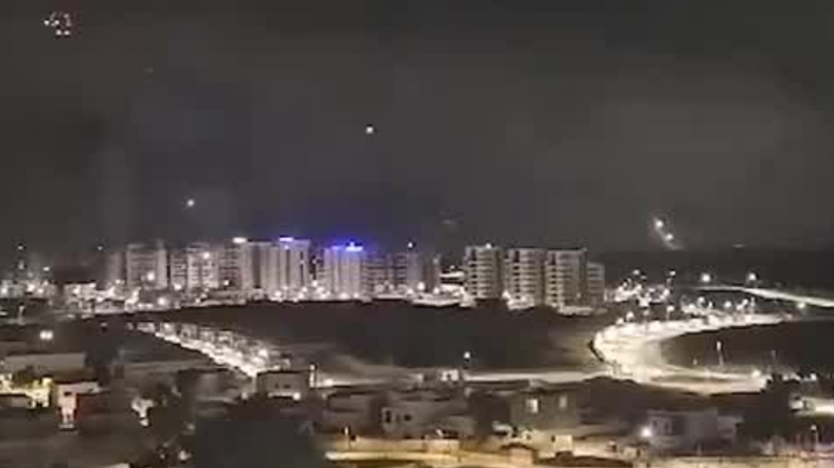 伊朗向以色列发射弹道导弹，现场炮弹接连不断，红色光点布满夜空