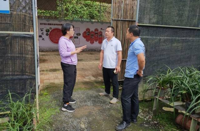 封开县畜牧兽医局总畜牧兽医师熊柳红（左）