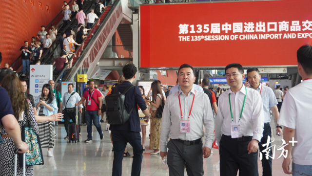 喀什宏驰智能科技有限公司的展位上，第135届中国进出口商品交易会（下称“广交会”）在广州开幕。