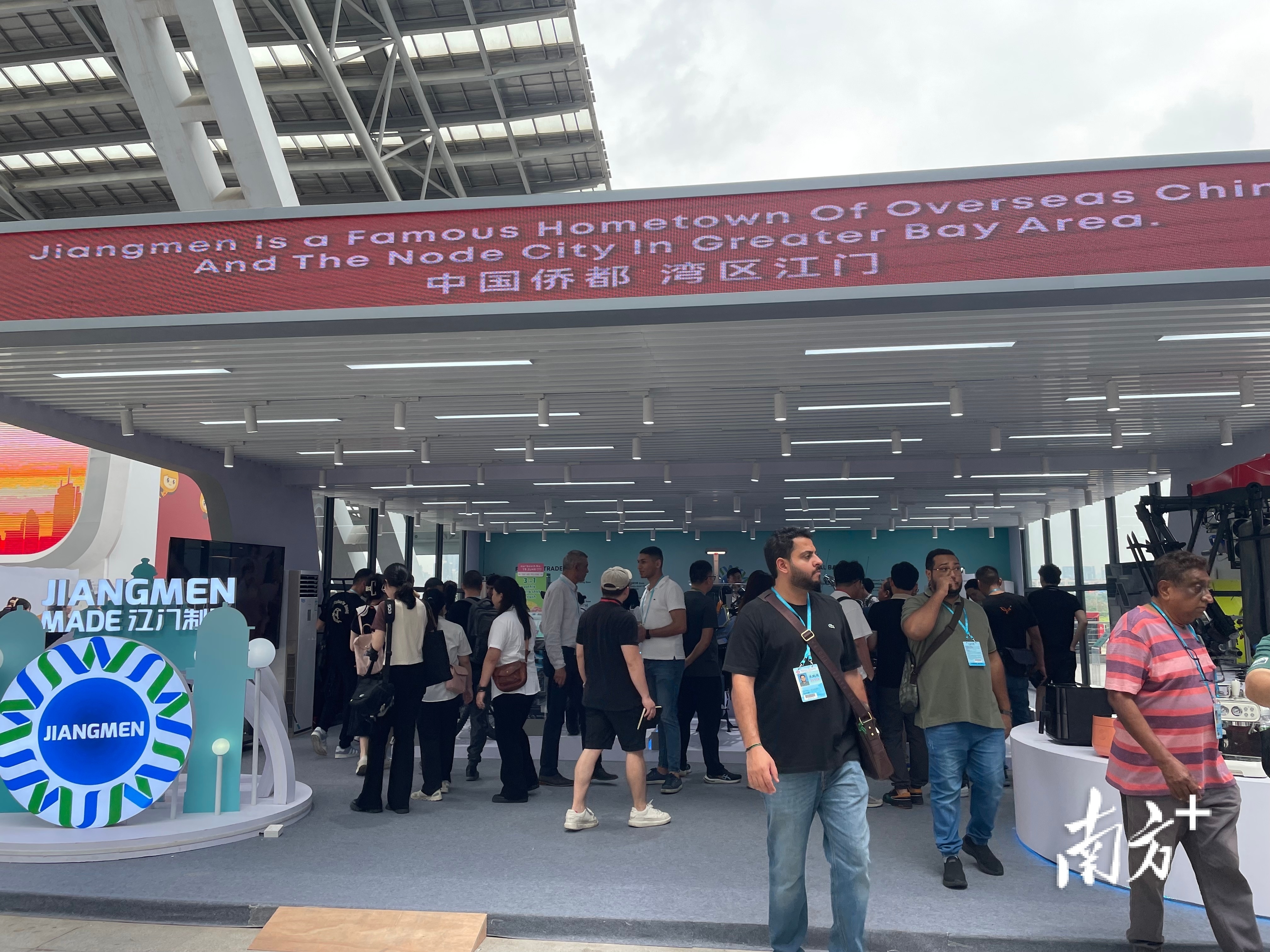 “江门制造”产品展示区首日接待采购商超3000人次。南方+记者董有逸 摄 “江门制造”产品展示区首日接待采购商超3000人次。南方+记者董有逸 摄