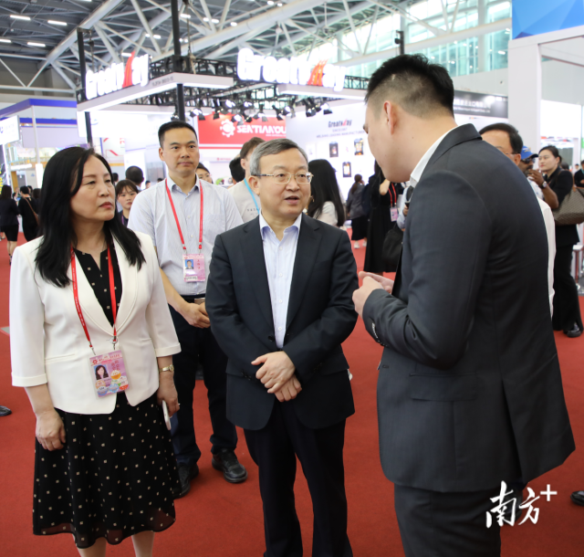 商务部国际贸易谈判代表兼副部长王受文在展位调研。疆品南下(图片来源:广东援疆) 商务部国际贸易谈判代表兼副部长王受文在展位调研。相广(图片来源:广东援疆)