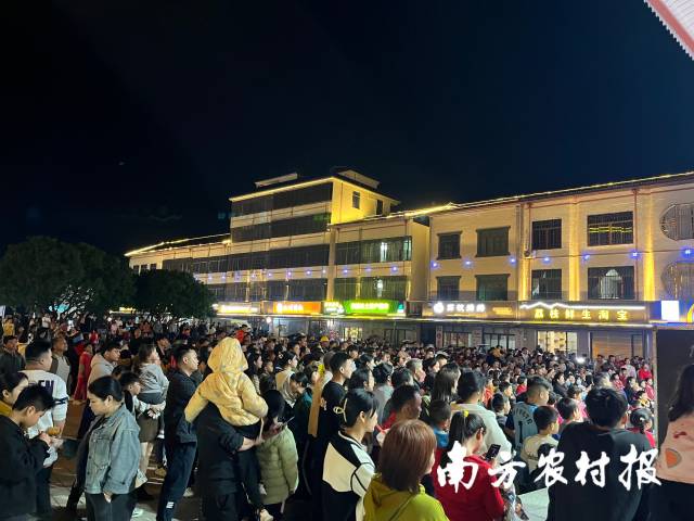 夜晚的柏橋廣場熙熙攘攘,，熱鬧非凡,。何清 攝