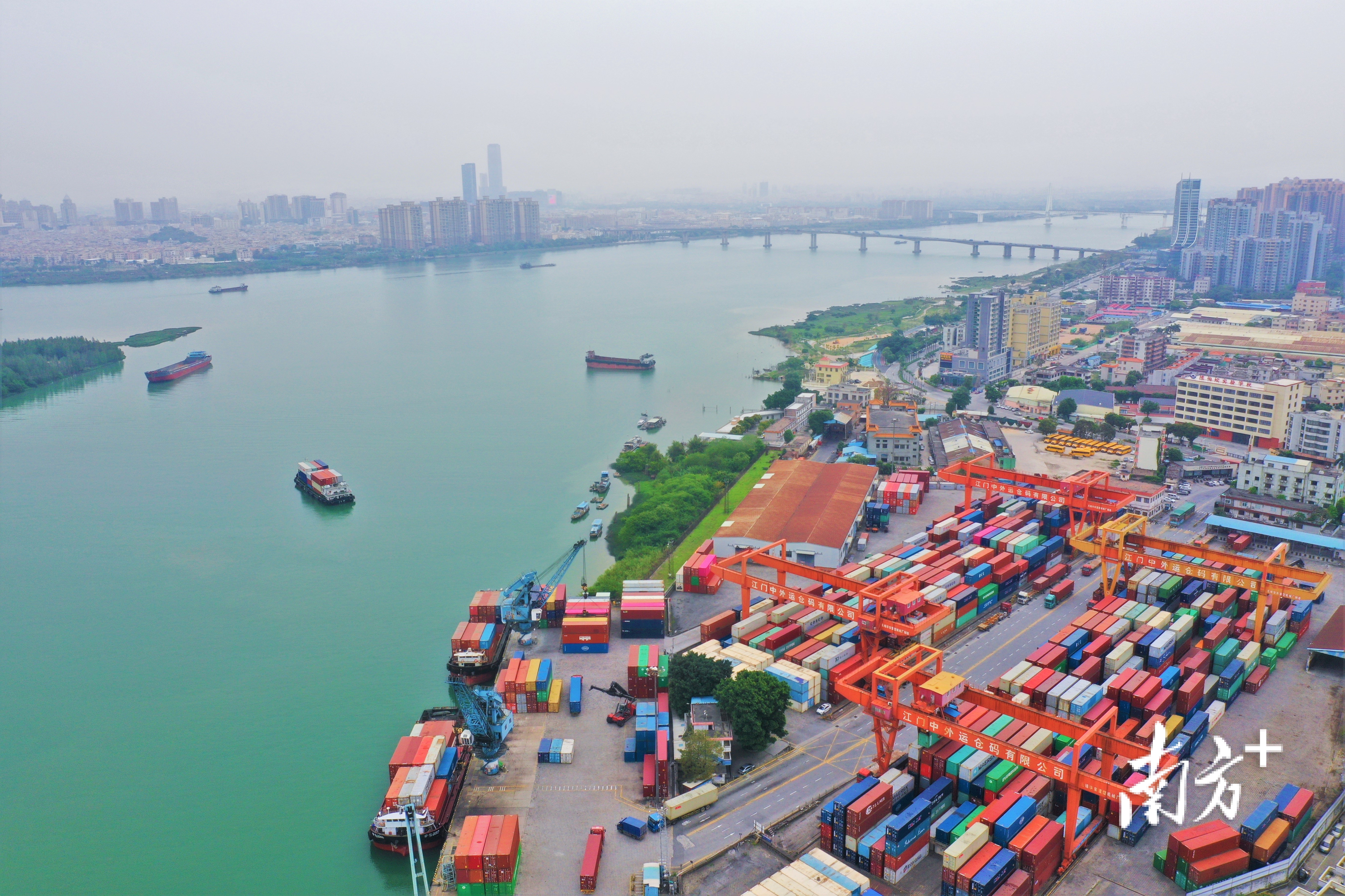 江门跨境电商加快发展，高沙港货运繁忙。南方+记者杨兴乐 摄