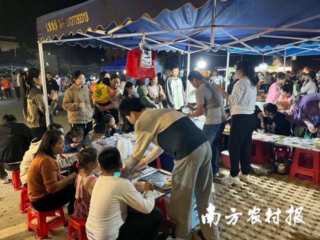 柏橋夜市上眾多小吃吸引游客品嘗,。何清 攝