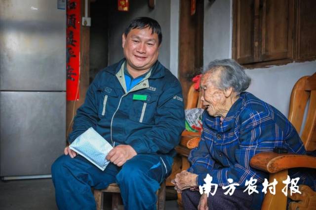 黄世华每每进山，有空就去探望村里的老人。