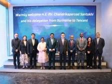 苏里南总统参观腾讯，收到企鹅伴手礼 | 深圳国际范