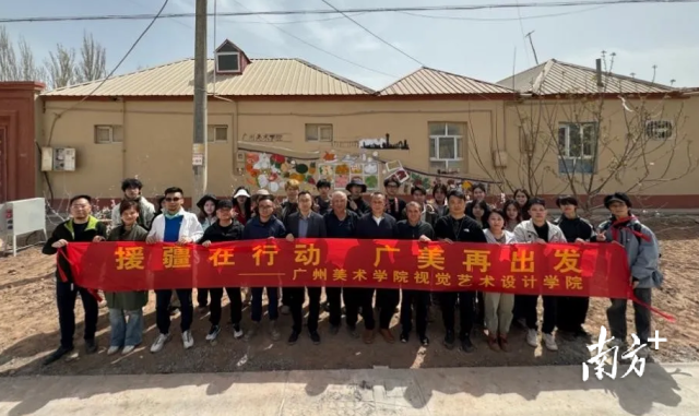 广美视觉学院师生与广州援疆工作队、托克扎克镇领导、群众在墙绘前合影