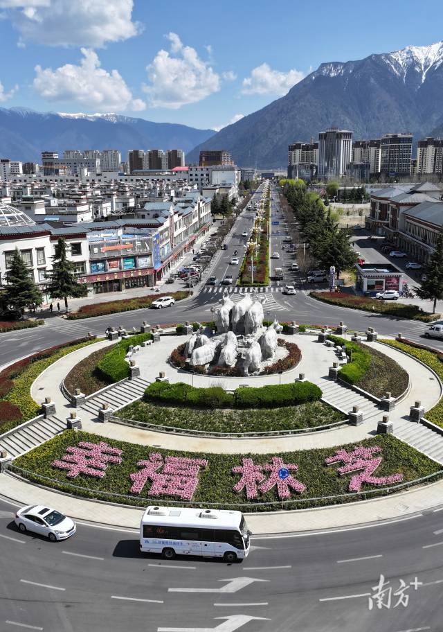 中山大学中山眼科中心的5G智能眼科巡诊车驶入西藏林芝。