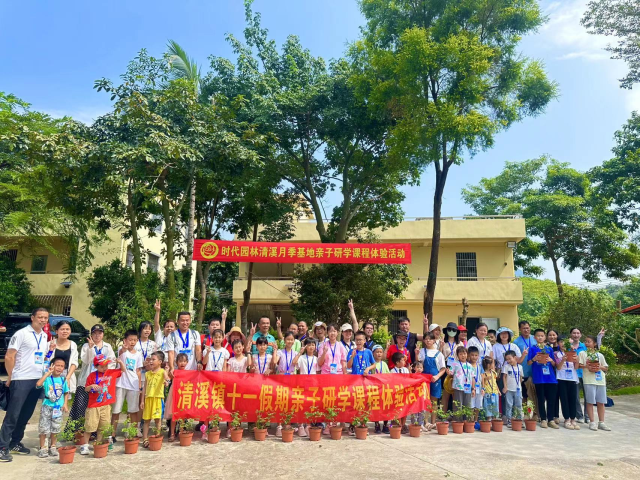助力农文旅融合发展“轻骑兵”现场协助开展研学课程。 助力农文旅融合发展“轻骑兵”现场协助开展研学课程。