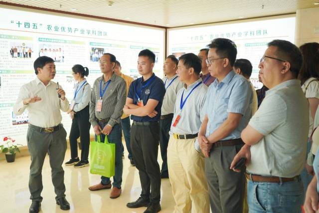 與會人員在省農(nóng)科院科技成果展覽廳聽取袁顯主任講解