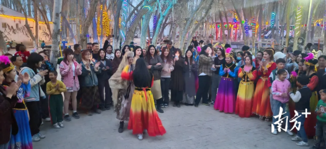 广美视觉学院学生和当地群众共同打造“杏花开，篝火红”农民艺术节