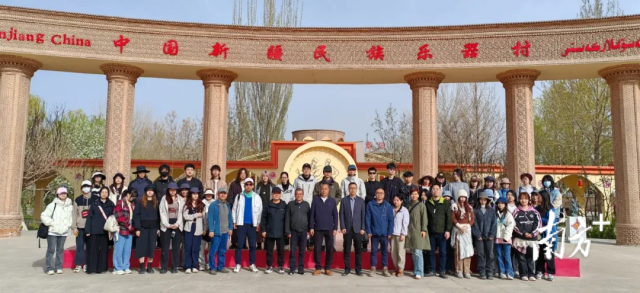 广美视觉学院师生在疏附县民族乐器村考察交流