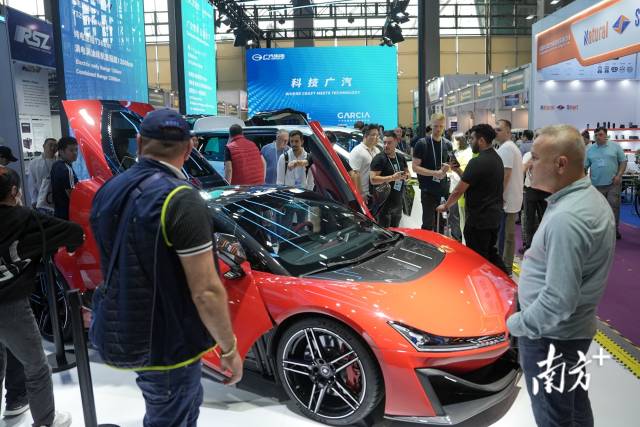 广交会新能源汽车及智慧出行展区，广汽展台上炫酷的汽车吸引了许多客商前来参观和咨询。