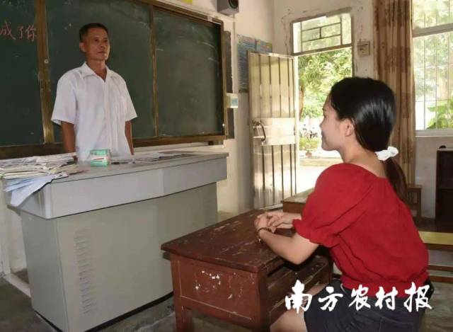 课堂上的陈世强与学生小丹。 课堂上的陈世强与学生小丹。