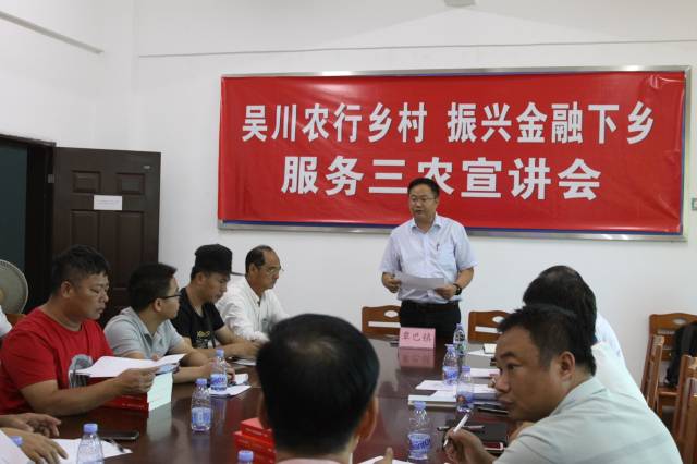 “覃巴超哥”向村干部宣講金融支持鄉(xiāng)村振興相關(guān)政策,。