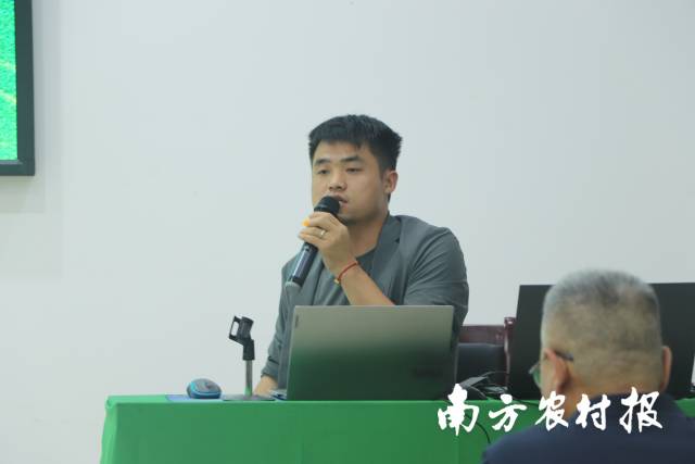 上海联适导航技术股份有限公司技术人员讲解自动驾驶系统和智能侧深施肥技术与使用维护。