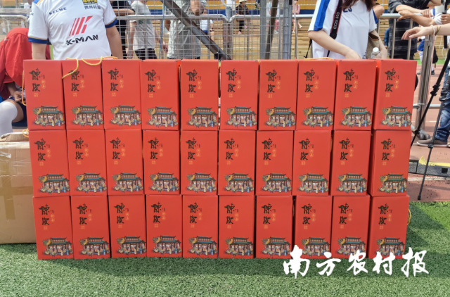 越野e族广东坦克大队将新会陈皮带到“村超”。