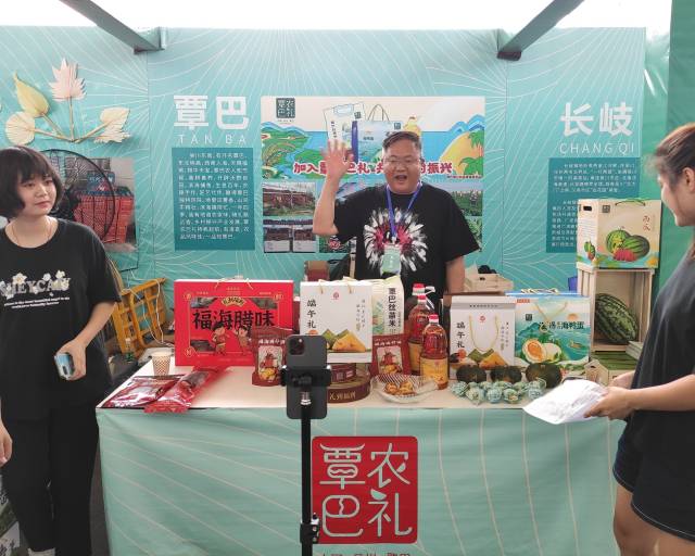 2023年7月,，王彥超在湛江消費幫扶農(nóng)博會覃巴鎮(zhèn)展位前直播帶貨。