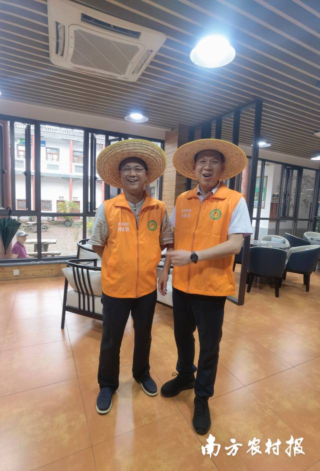 仙村镇镇长钟灼坤（右一）与基岗村村长陈浩潮（左一）在基岗村荔枝博物馆