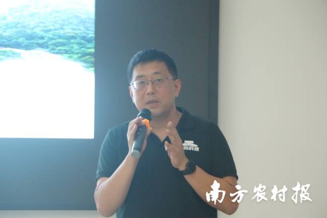 北京履坦科技有限公司技术人员现场讲解自动除草机器人技术和使用维护。