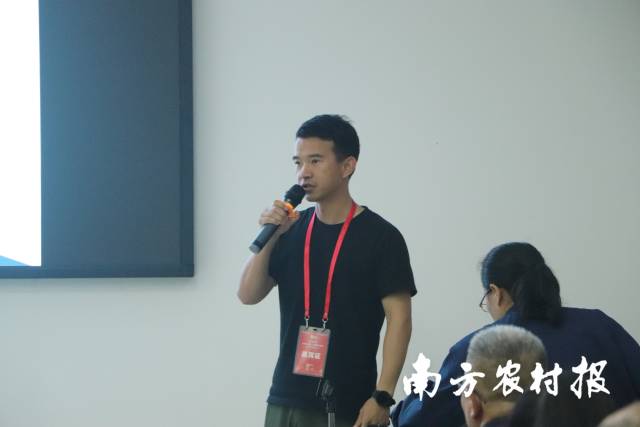 福建司雷植保技术有限公司技术人员现场讲解虫害声光无人防治技术和使用维护。