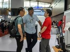 新潮产品“英”有尽有！来“扫货”的他挑花了眼｜跟着洋客商逛广交