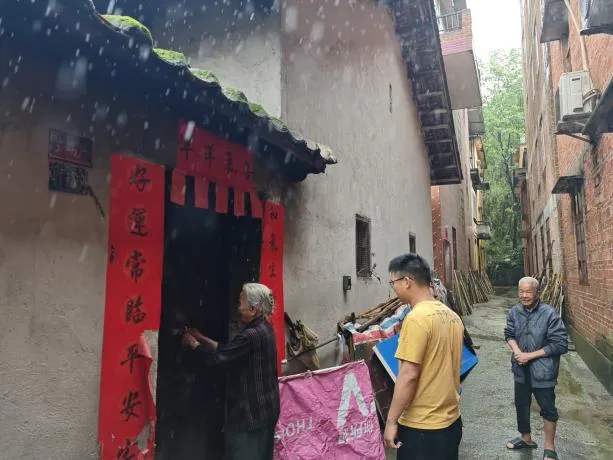 洲心街道驻村班子和凤凰社区工作人员到困难村民家查看水浸或房屋漏水情况。（清城区委宣传部供图）