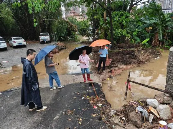 源塘村绿茵附近有多户村民家水浸入屋，街道办驻队班子与凤凰社区工作人员到达现场与村民共同商议解决办法，使用抽水机将积水引流排走，并对水深区域拉起警戒线，保护村民出行安全。（清城区委宣传部供图）
