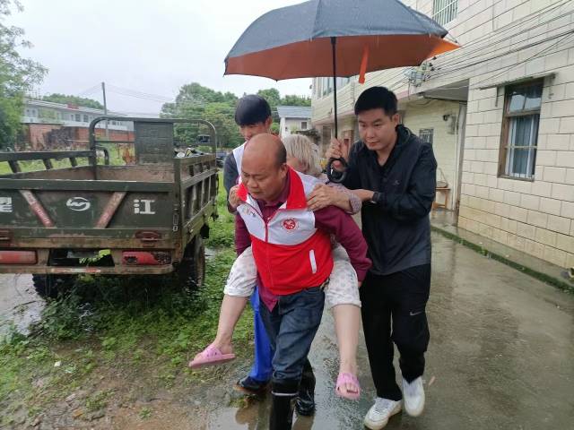 龙仙镇的镇村干部开展入户排查，严格落实应转尽转措施，果断进行人员转移。