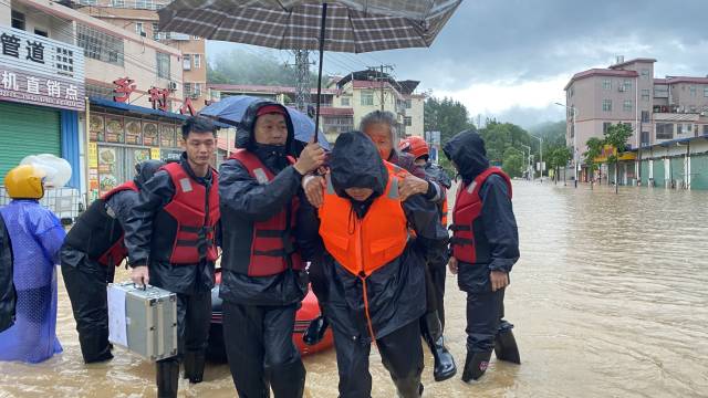 始兴县党员干部迅速转移群众。（始兴县融媒体中心供图）