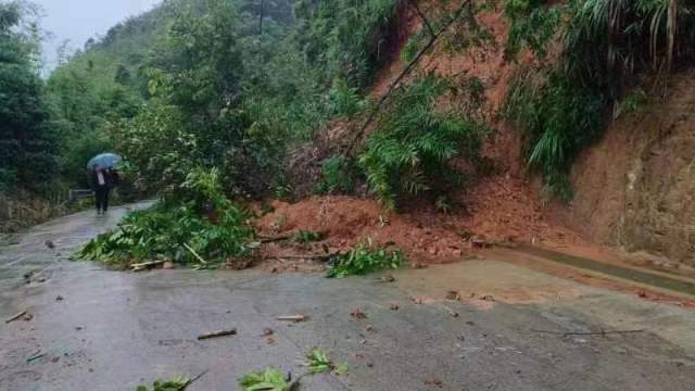 部分道路出现塌方。（始兴县融媒体中心供图）